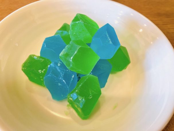 5月のお菓子は「琥珀糖」と「抹茶シフォン」